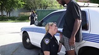 une policière americaine suce un black devant sa voiture